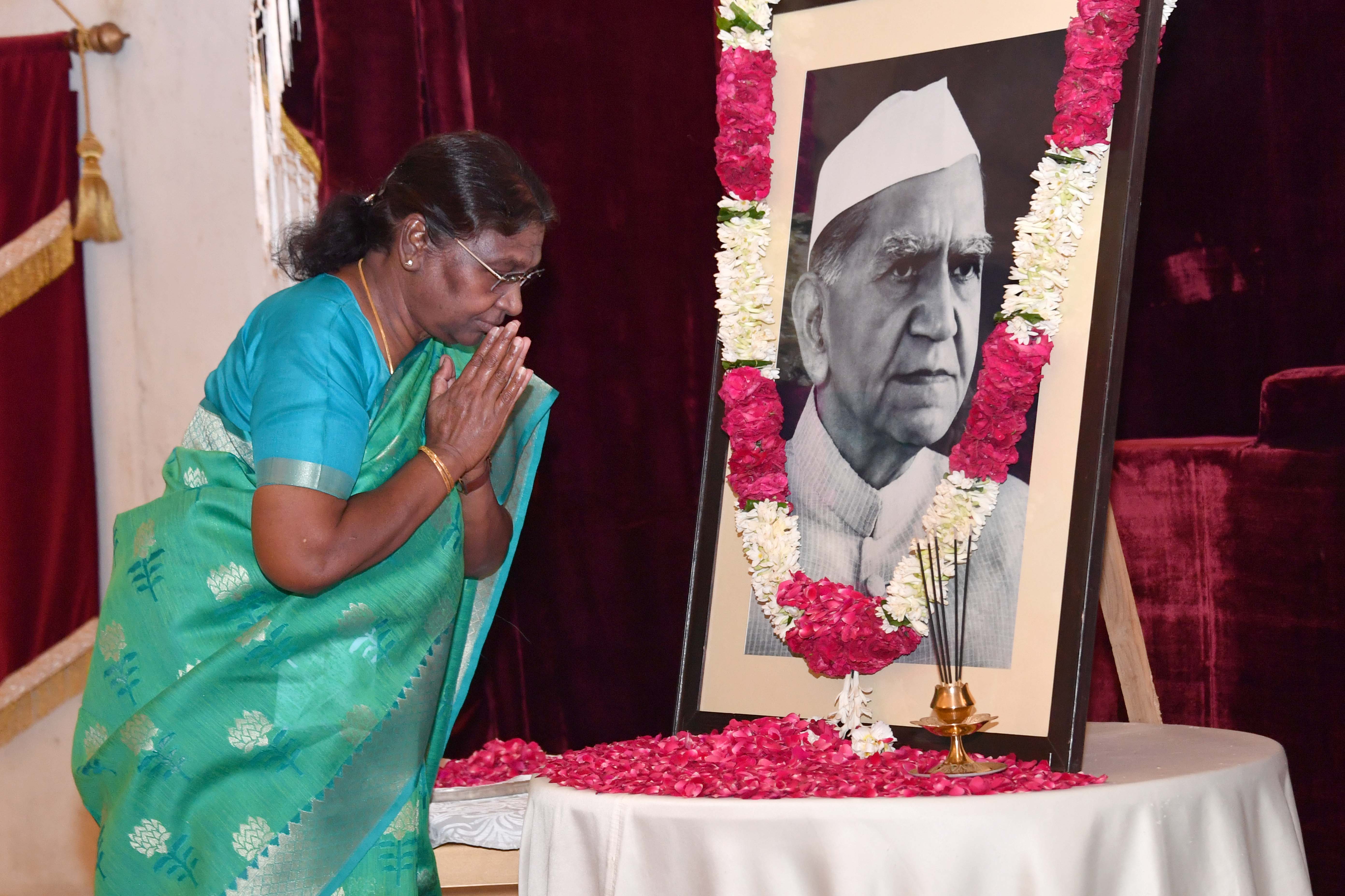 The President Of India Smt Droupadi Murmu Paid Homage To Shri the-president-of-india-smt-droupadi-murmu-paid-homage-to-shri