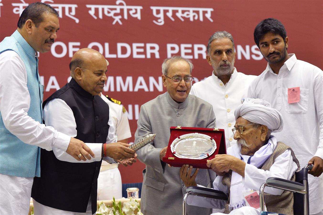 भारत के राष्ट्रपति, श्री प्रणब मुखर्जी अंतर्राष्ट्रीय वृद्धजन दिवस के अवसर पर, एक अक्तूबर 2015 को नई दिल्ली में, वरिष्ठ नागरिकों के लिए राष्ट्रीय सम्मान प्रदान करते हुए