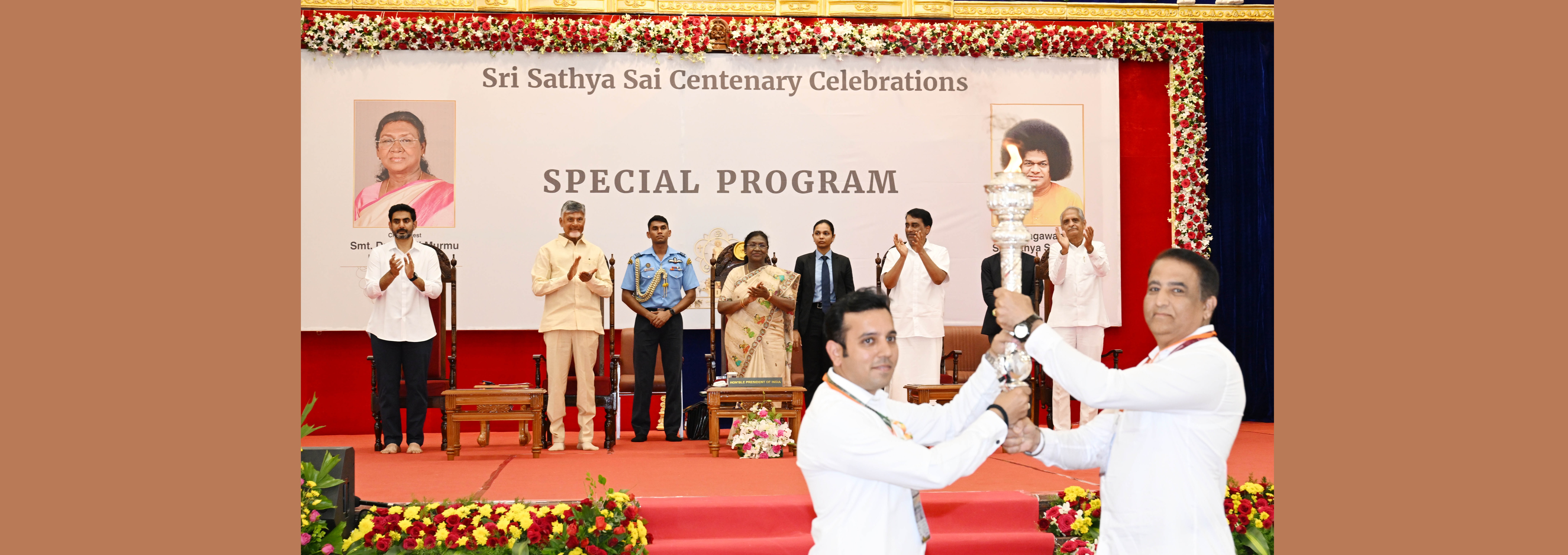 22 नवंबर, 2025 को पुट्टपर्थी, आंध्र प्रदेश में प्रशांति निलयम में श्री सत्य साईं बाबा के शताब्दी समारोह के विशेष सत्र के दौरान भारत की राष्ट्रपति, श्रीमती द्रौपदी मुर्मु।