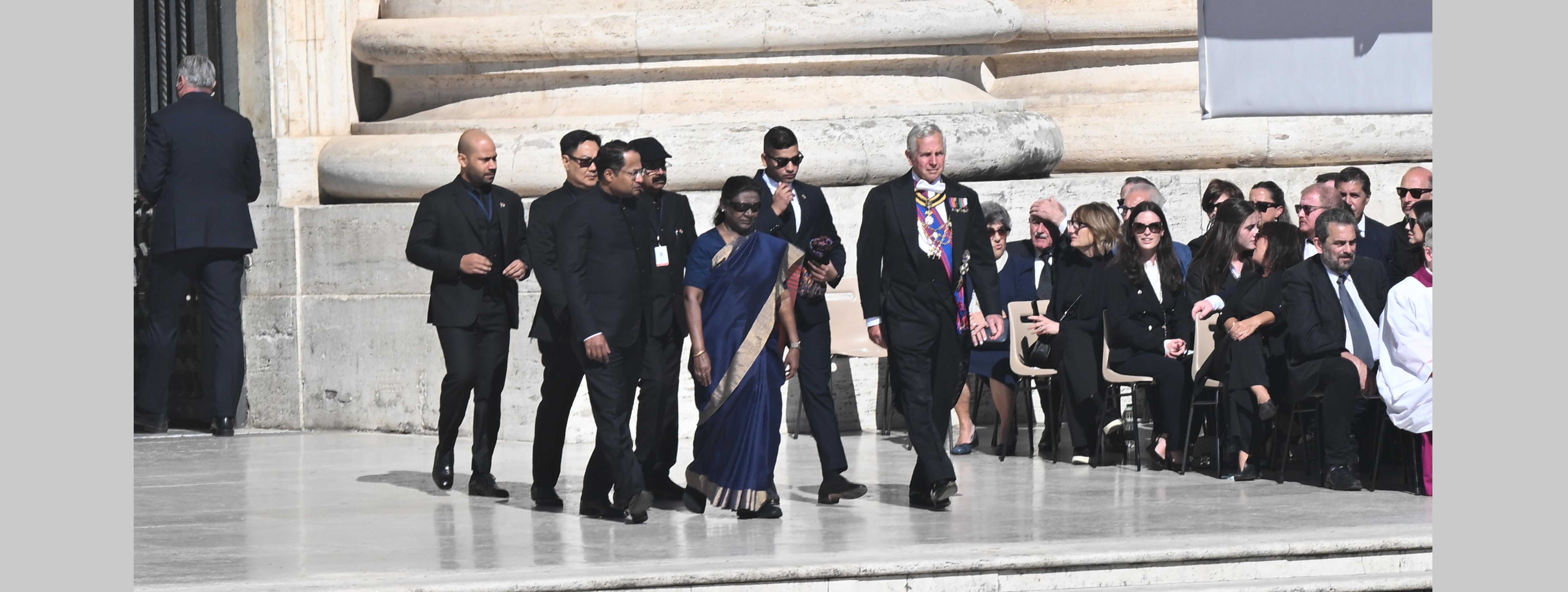 भारत की राष्ट्रपति, श्रीमती द्रौपदी मुर्मु 26 अप्रैल, 2025 को वेटिकन सिटी के सेंट पीटर्स स्क्वायर में परम पावन पोप फ्रांसिस के अंतिम संस्कार में शामिल हुईं।