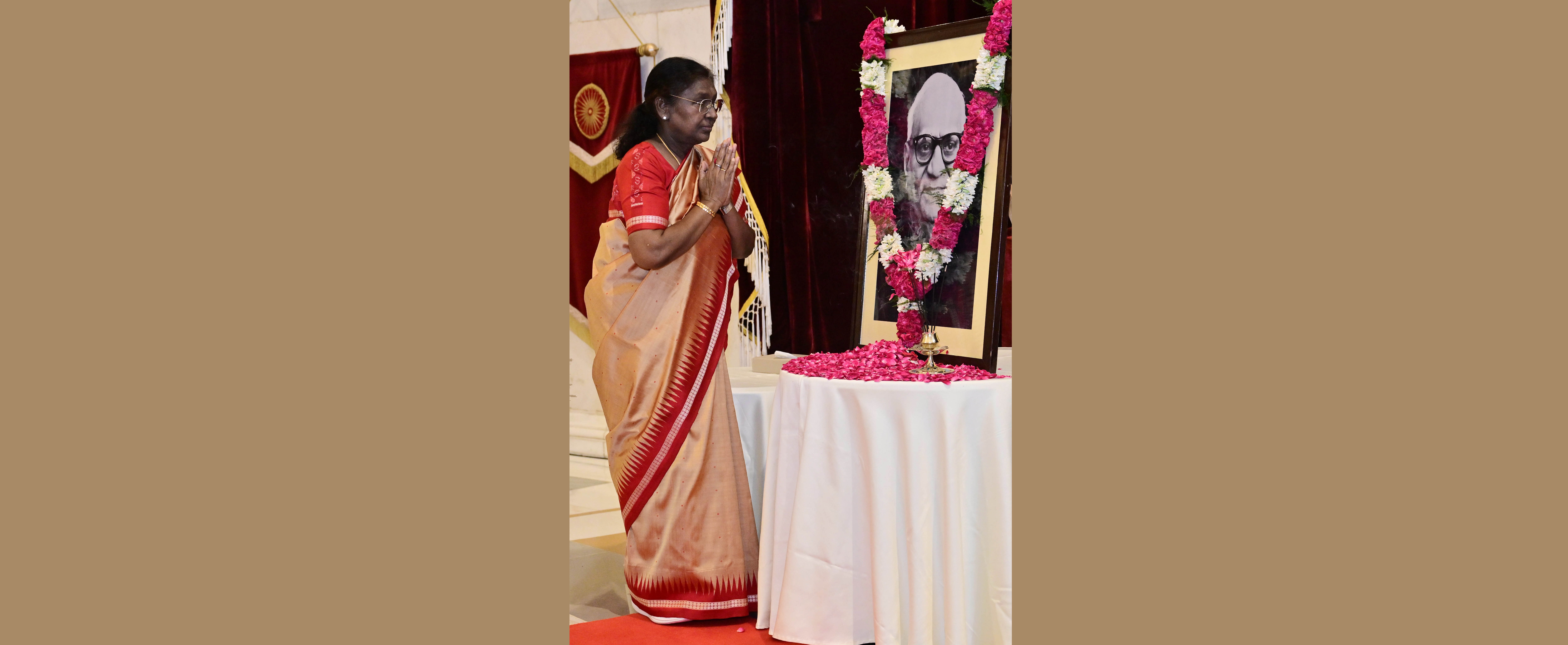  The President of India, Smt Droupadi Murmu paid floral tributes to Shri V.V. Giri, former President of India on his birth anniversary at Rashtrapati Bhavan on August 10, 2025.