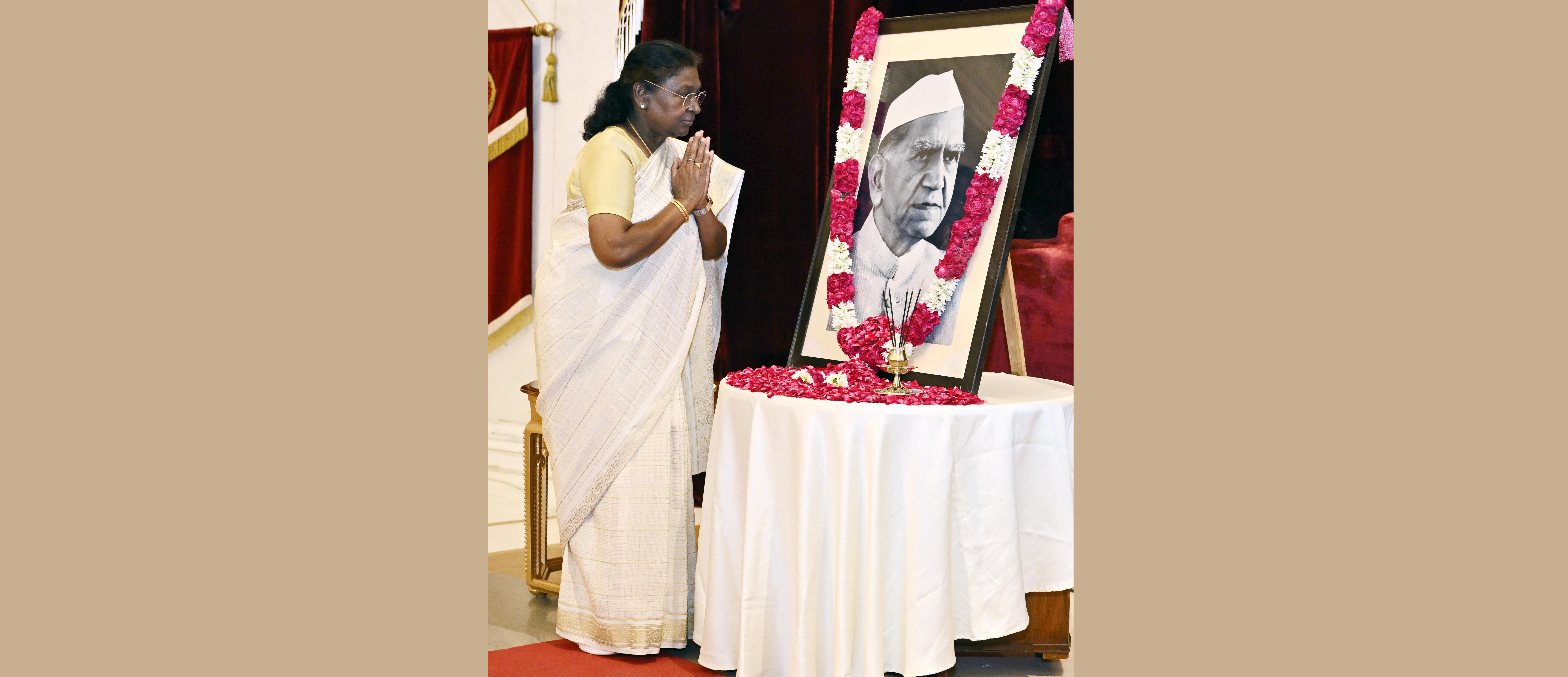 The President of India, Smt Droupadi Murmu paid floral tributes to Shri Fakhruddin Ali Ahmed, former President of India on his birth anniversary at Rashtrapati Bhavan on May 13, 2025.