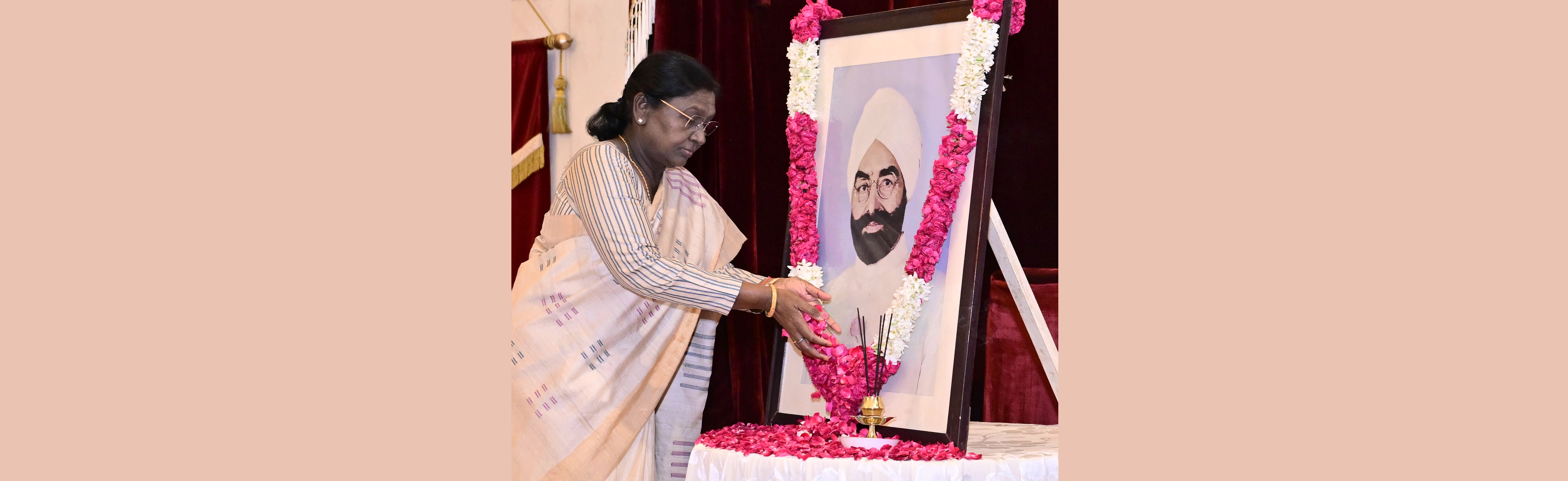 The President of India, Smt Droupadi Murmu paid floral tributes to Giani Zail Singh, former President of India on his birth anniversary at Rashtrapati Bhavan on May 5, 2026.