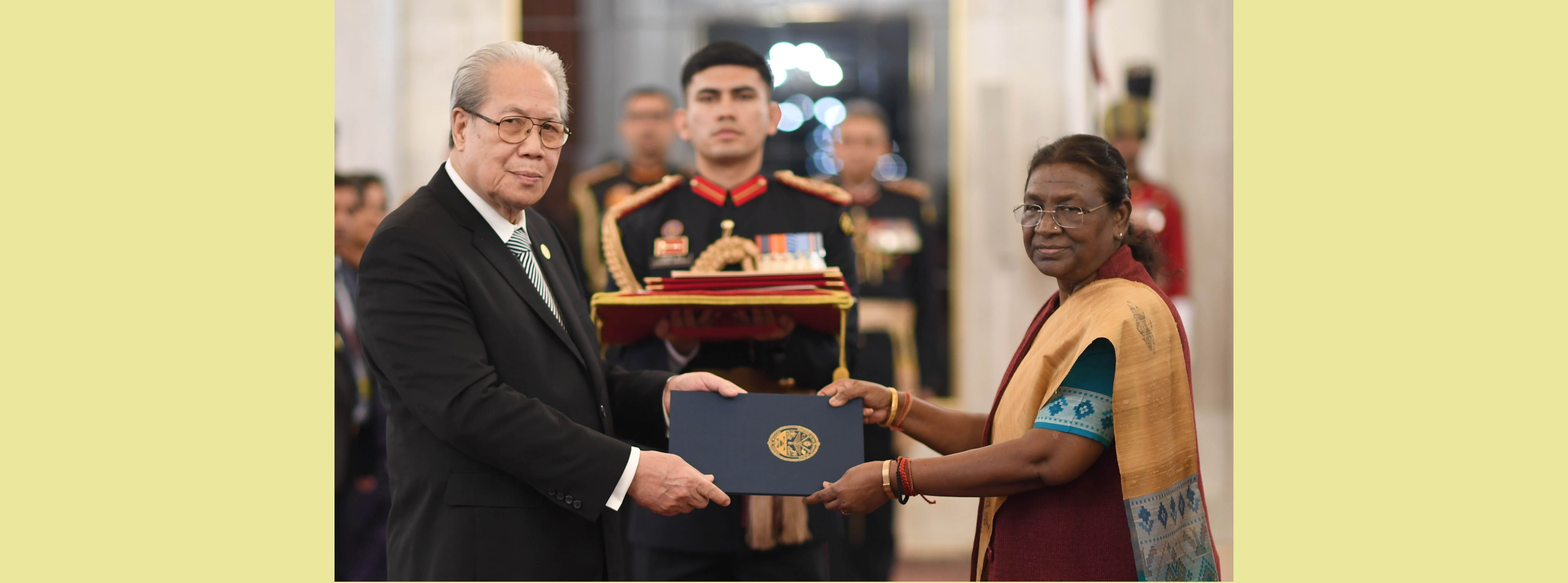 H.E. Mr Alexander Carter Bing, Ambassador of the Republic of the Marshall Islands presenting credentials to the President of India, Smt Droupadi Murmu at Rashtrapati Bhavan on November 28, 2023.