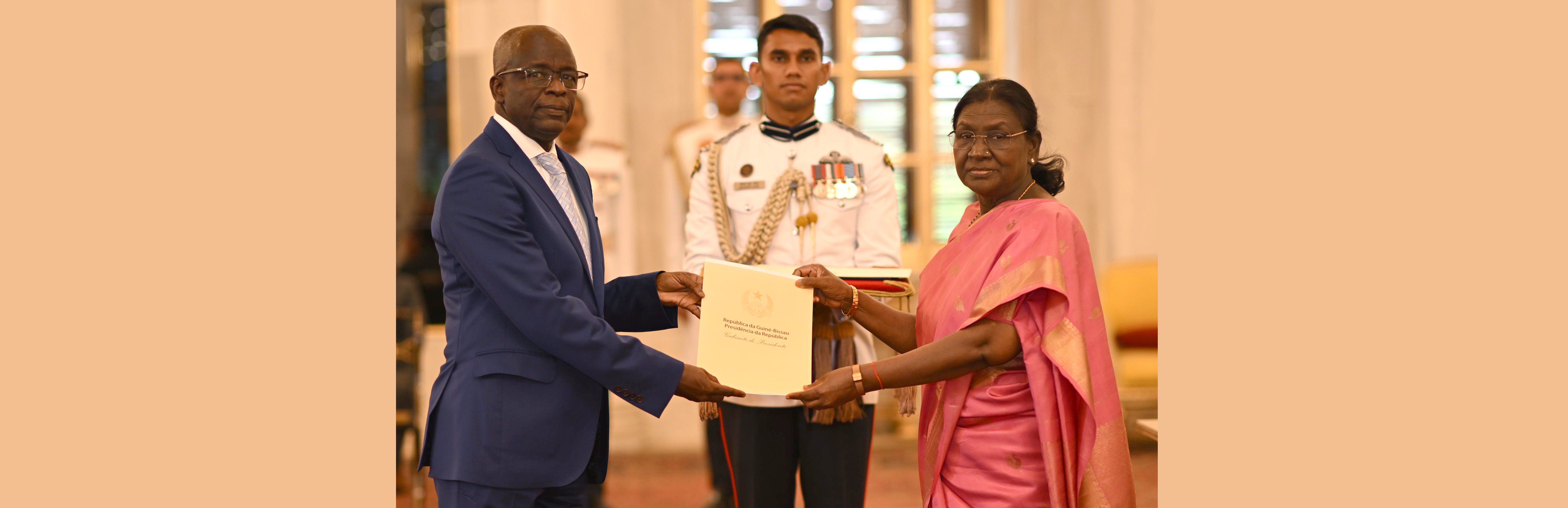  H.E. Mr Antonio Serifo Embalo, Ambassador of the Republic of Guinea-Bissau presenting credentials to the President of India, Smt Droupadi Murmu at a ceremony held at Rashtrapati Bhavan on April 23, 2026.