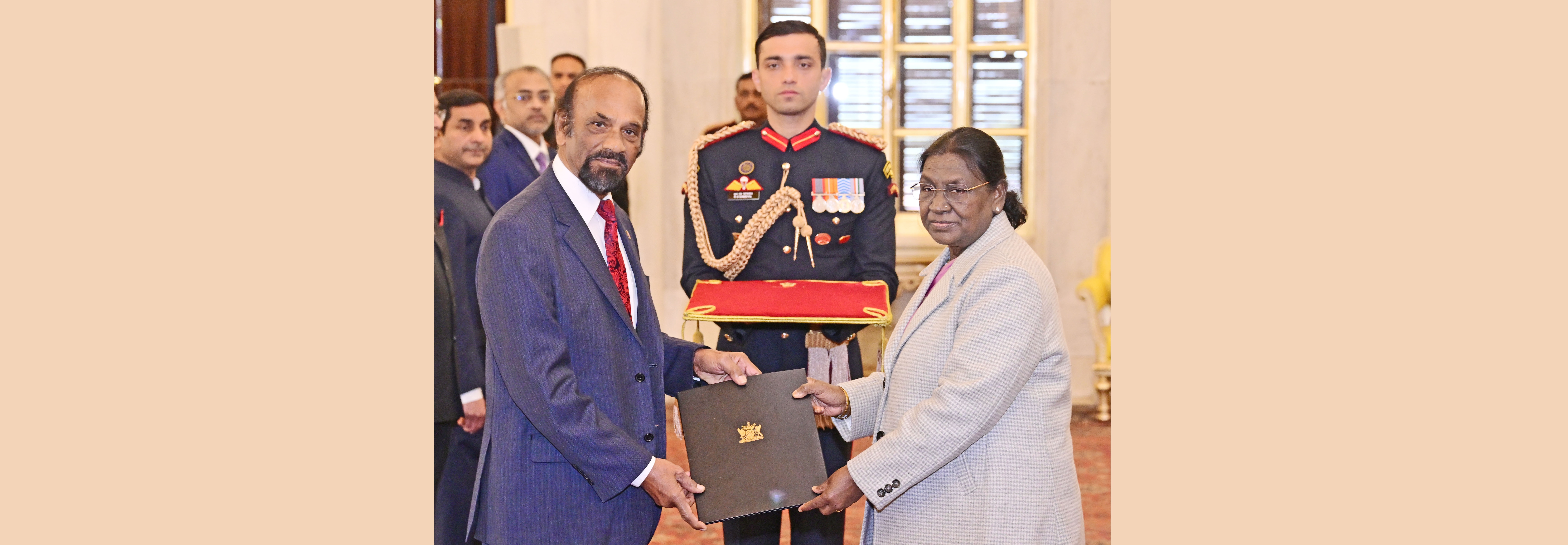 14 जनवरी, 2026 को राष्ट्रपति भवन में आयोजित एक समारोह में त्रिनिदाद और टोबैगो गणराज्य के उच्चायुक्त महामहिम श्री चंद्रदथ सिंह से परिचय-पत्र स्वीकार करते हुए भारत की राष्ट्रपति, श्रीमती द्रौपदी मुर्मु।