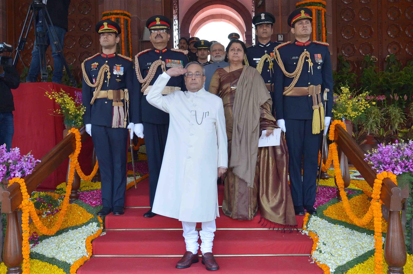 भारत के राष्ट्रपति, श्री प्रणब मुखर्जी 31 जनवरी, 2017 को संसद के दोनों सदनों को संबोधित करने से पूर्व संसद भवन में राष्ट्रपति अंगरक्षक से सलामी लेते हुए।