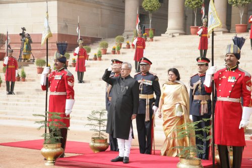 भारत के राष्ट्रपति, श्री प्रणब मुखर्जी 21 फरवरी, 2013 को नई दिल्ली में संसद के दोनों सदनों को संबोधित करने के लिए प्रस्थान से पूर्व राष्ट्रपति भवन के अग्र-प्रांगण में राष्ट्रपति के अंगरक्षकों से राष्ट्रीय सलामी लेते हुए।