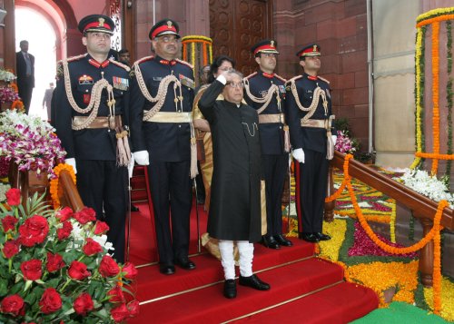 भारत के राष्ट्रपति, श्री प्रणब मुखर्जी 21 फरवरी, 2013 को नई दिल्ली में संसद के दोनों सदनों को संबोधित करने से पूर्व संसद भवन में राष्ट्रपति के अंगरक्षकों से राष्ट्रीय सलामी लेते हुए।