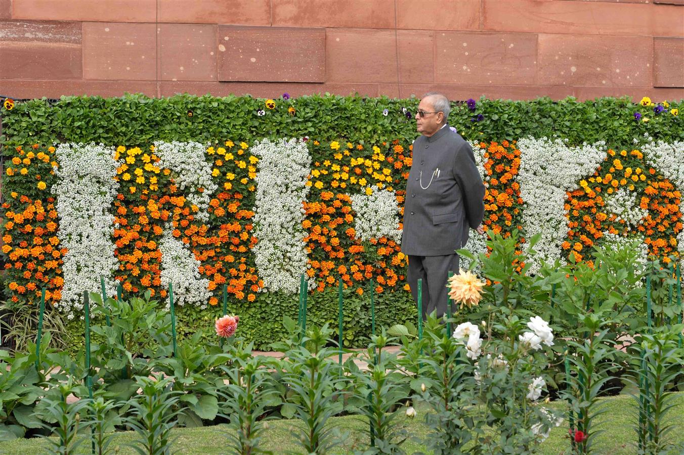 भारत के राष्ट्रपति, श्री प्रणब मुखर्जी 4 फरवरी, 2017 को, राष्ट्रपति भवन के मुगल उद्यान में उद्यानोत्सव-2017 का शुभारंभ करते हुए