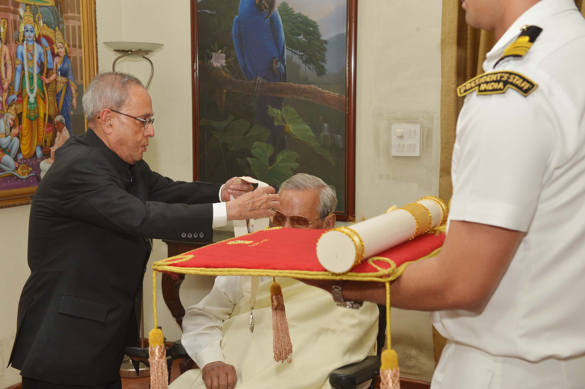 भारत के राष्ट्रपति, श्री प्रणब मुखर्जी 27 मार्च 2015 को, श्री अटल बिहारी वाजपेयी को उनके आवास पर भारत रत्न प्रदान करते हुए।