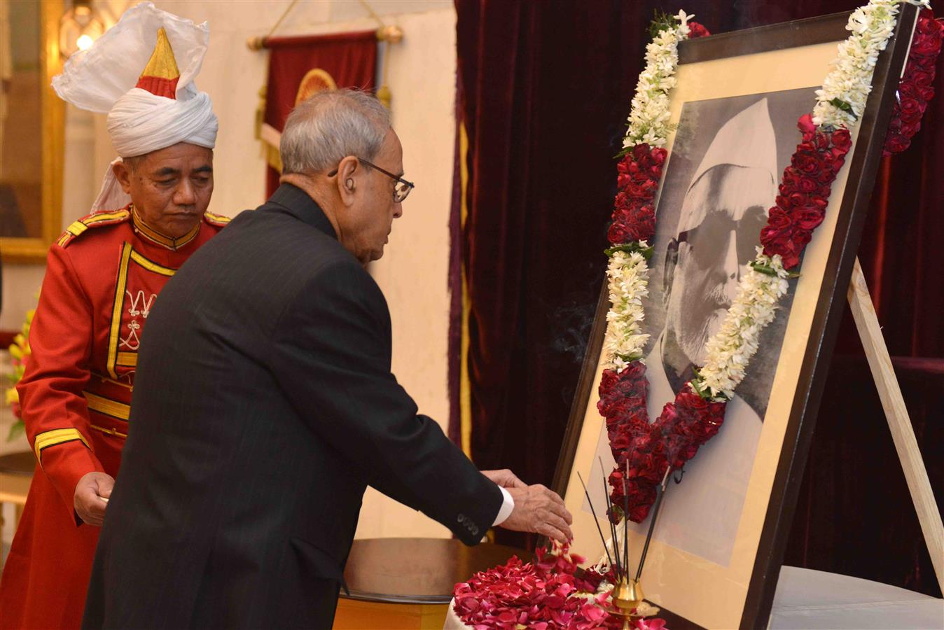 The President of India, Shri Pranab Mukherjee paying Floral Tributes at the portrait of Former President of India, Late Dr. Zakir Hussain on the occasion of his Birth Anniversary at Rashtrapati Bhavan on February 08, 2016. 