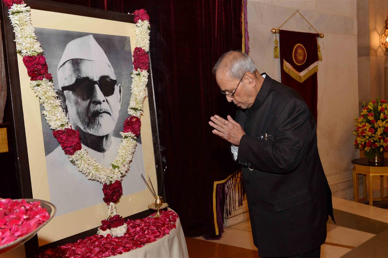 The President of India, Shri Pranab Mukherjee paying floral tributes at the portrait of the Former President of India, Dr. Zakir Hussain on the occasion of his 120th Birth Anniversary at Rashtrapati Bhavan on February 8, 2017.