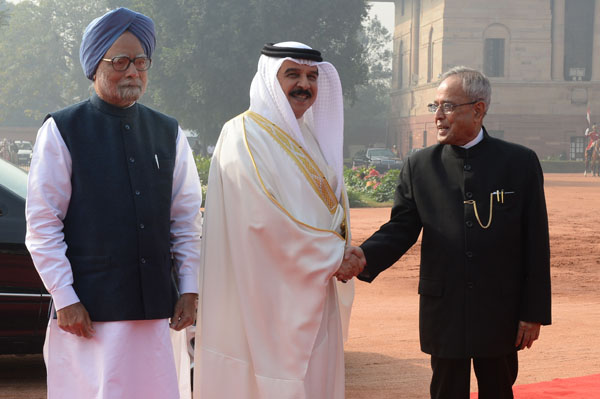 The President of India, Shri Pranab Mukherjee receiving the King of Kingdom of Bahrain, His Majesty King Hamad Bin Isa Al Khalifa on his Ceremonial Reception at the Forecourt of Rashtrapati Bhavan in New Delhi on February 19, 2014. Also seen is the Prime 