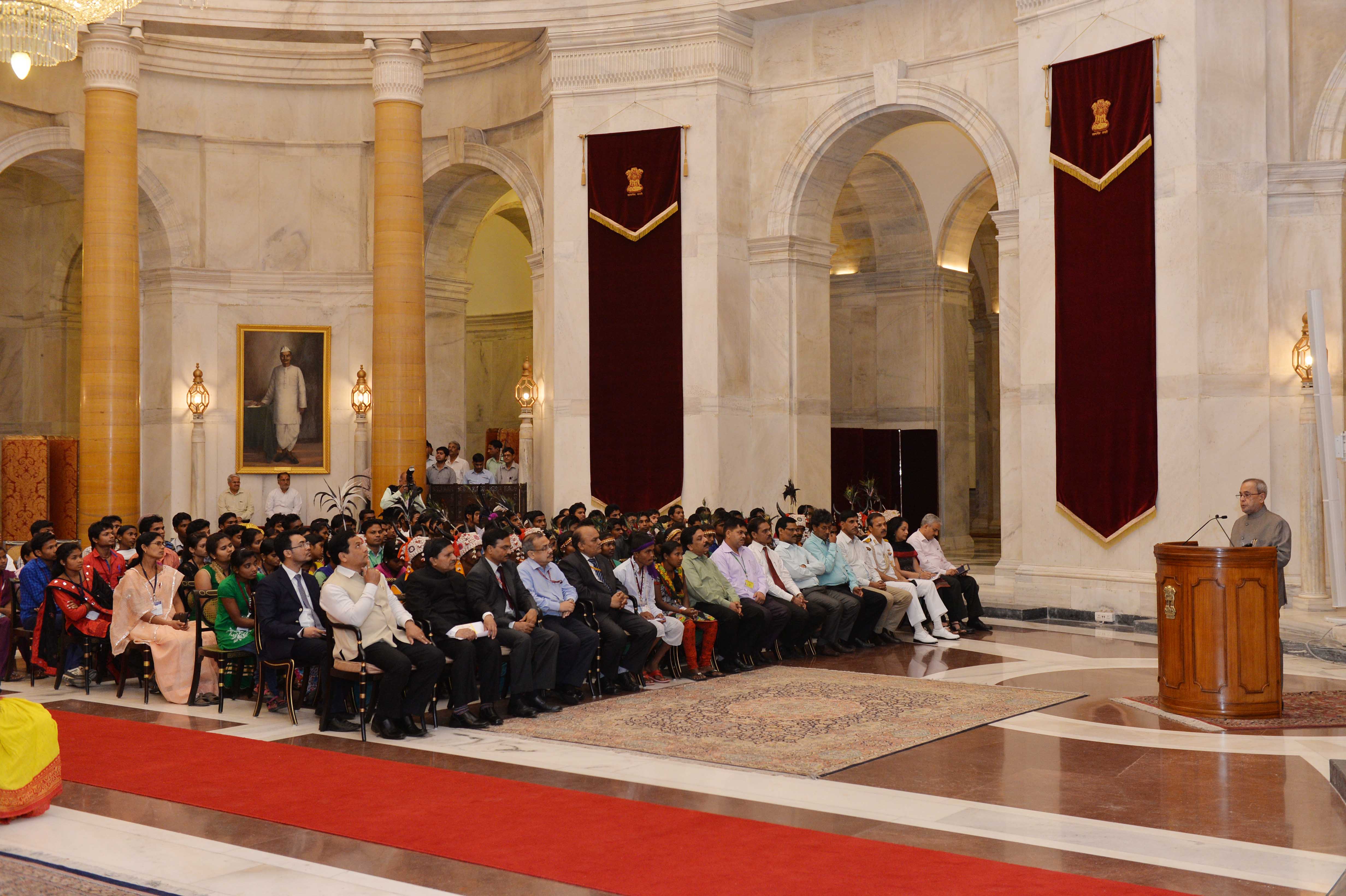 भारत के राष्ट्रपति, श्री प्रणब मुखर्जी 28 मार्च 2015 को राष्ट्रपति भवन में, नेहरू युवा केन्द्र संगठन, युवा कार्यक्रम, खेल मंत्रालय द्वारा आयोजित 7वें जनजातीय युवा आदान-प्रदान कार्यक्रम में भाग लेने वाले युवाओं को संबोधित करते हुए।