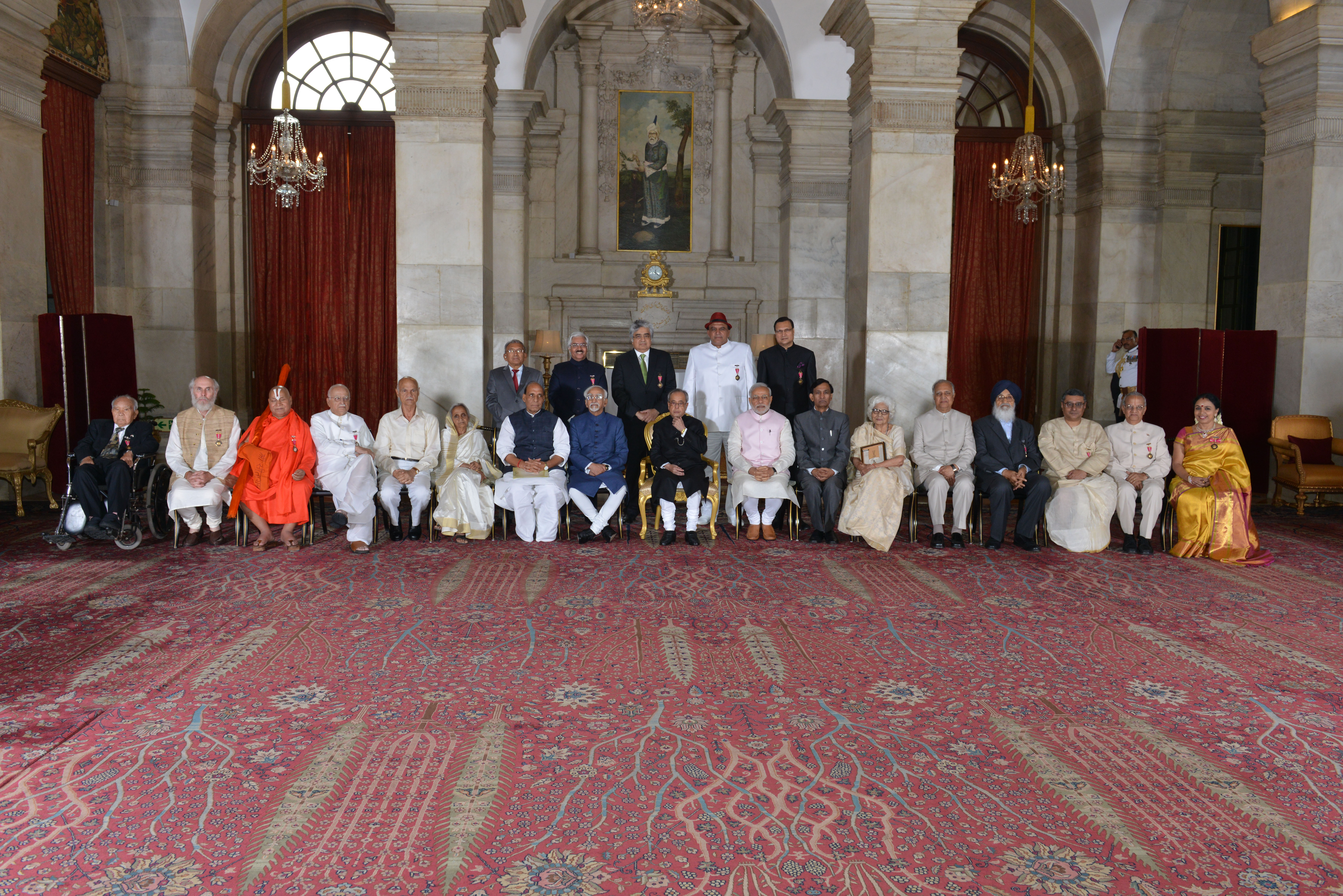 भारत के राष्ट्रपति, श्री प्रणब मुखर्जी 30 मार्च 2015 को राष्ट्रपति भवन में आयोजित असैन्य अलंकरण समारोह में पद्म विभूषण और पद्म भूषण सम्मान प्राप्तकर्ताओं के साथ।