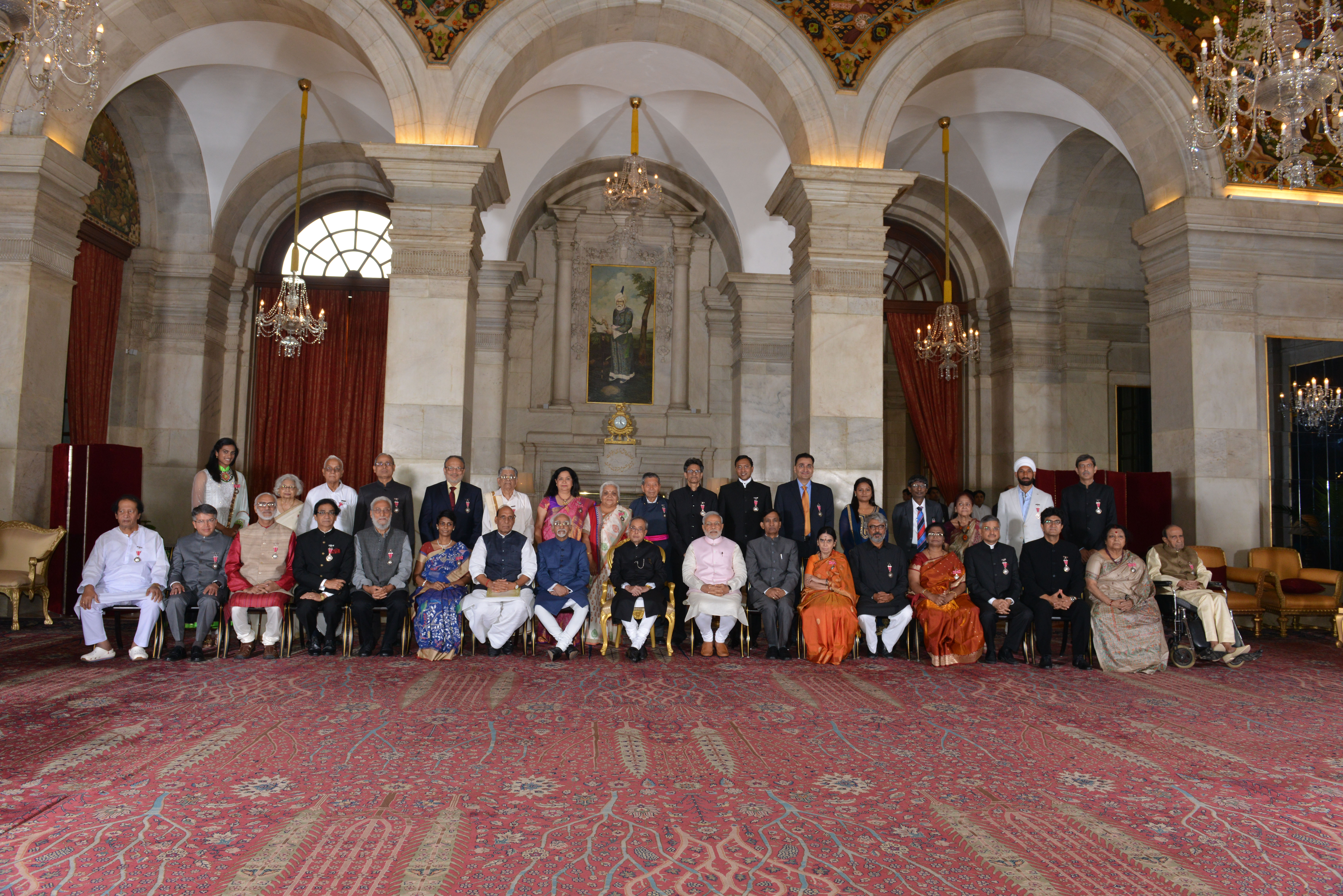 भारत के राष्ट्रपति, श्री प्रणब मुखर्जी 30 मार्च 2015 को राष्ट्रपति भवन में आयोजित असैन्य अलंकरण समारोह में पद्म श्री सम्मान प्राप्तकर्ताओं के साथ।