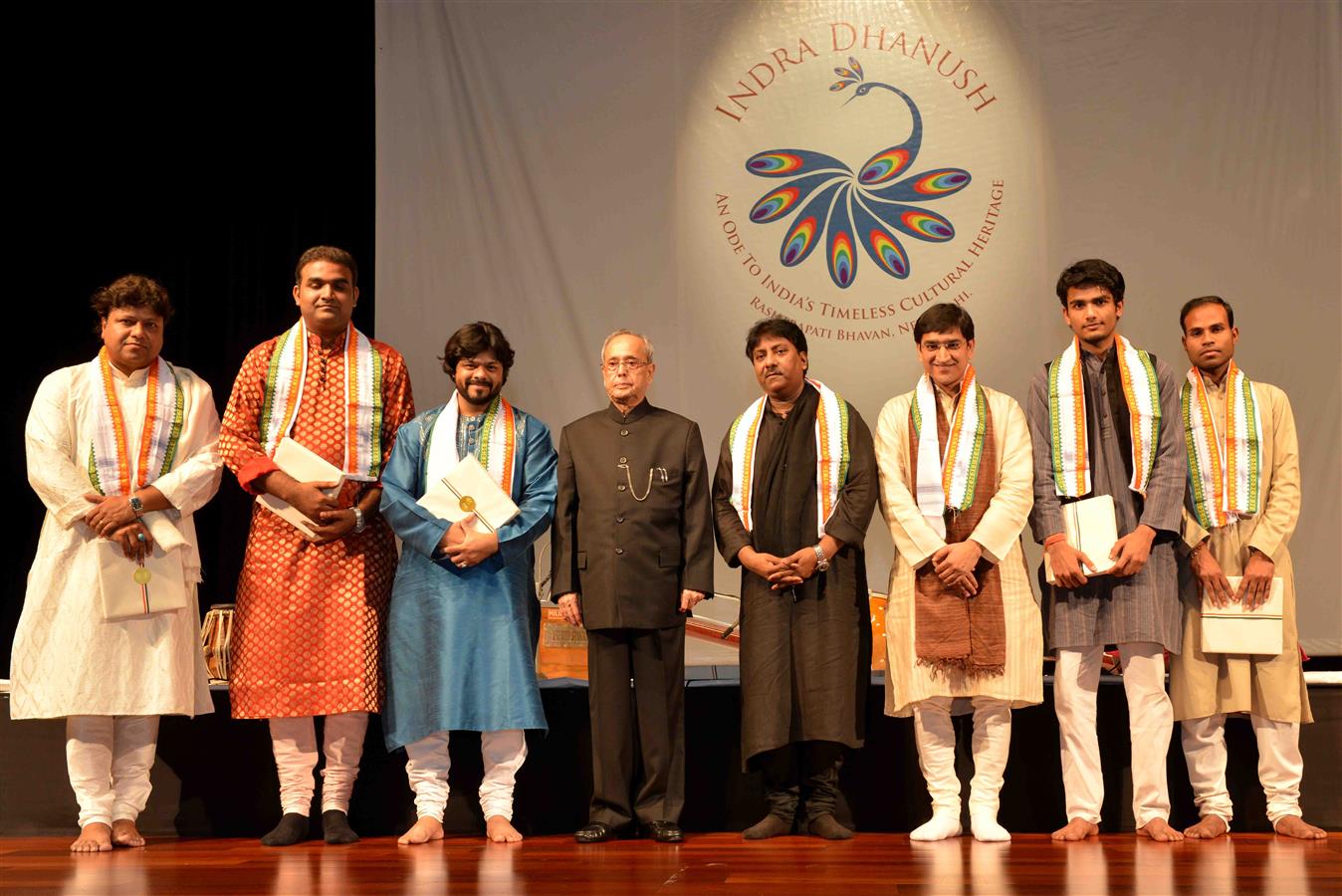 भारत के राष्ट्रपति, श्री प्रणब मुखर्जी 09 फरवरी, 2016 को राष्ट्रपति भवन सभागार में उस्ताद राशिद खान की गायन प्रस्तुति के बाद कलाकारों के साथ। 