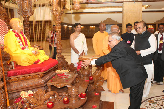 The President of India, Shri Pranab Mukherjee paying his floral tributes to Swami Prabhupada, the founder of ISKCON after the inaugurating the New Vedic Cultural Centre of the International Society for Krishna Consciousness (ISKCON) at Pune in Maharashtra