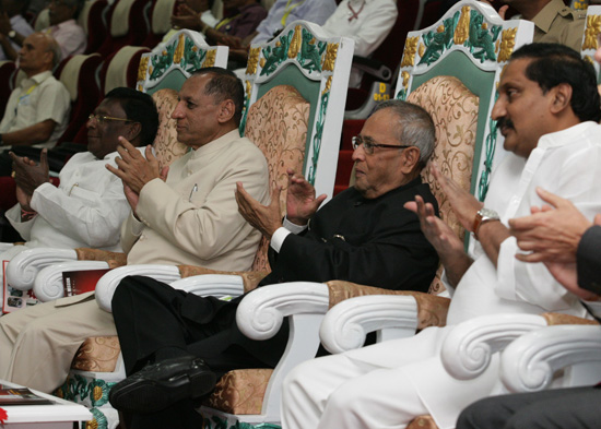 भारत के राष्ट्रपति, श्री प्रणब मुखर्जी 25 फरवरी, 2013 को श्री हरिकोटा, आंध्र प्रदेश में पोलर सेटेलाइट लाँच वेहिकल (पीएसएलवी)-सी 20 सरल मिशन के प्रक्षेपण का अवलोकन करते हुए। चित्र में (बाएं से दाएं) केंद्रीय कार्मिक, लोक शिकायत एवं पेंशन और प्रधानमंत्री का