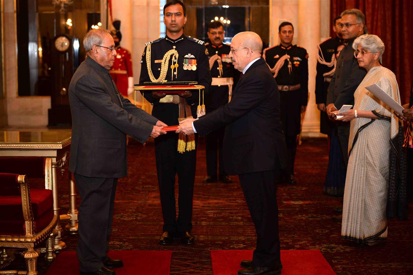 The Ambassador of Yemen, His Excellency Mr. Abdulmalik Abdullah Al-Eryrani presenting his credential to the President of India, Shri Pranab Mukherjee at Rashtrapati Bhavan on February 15, 2017.