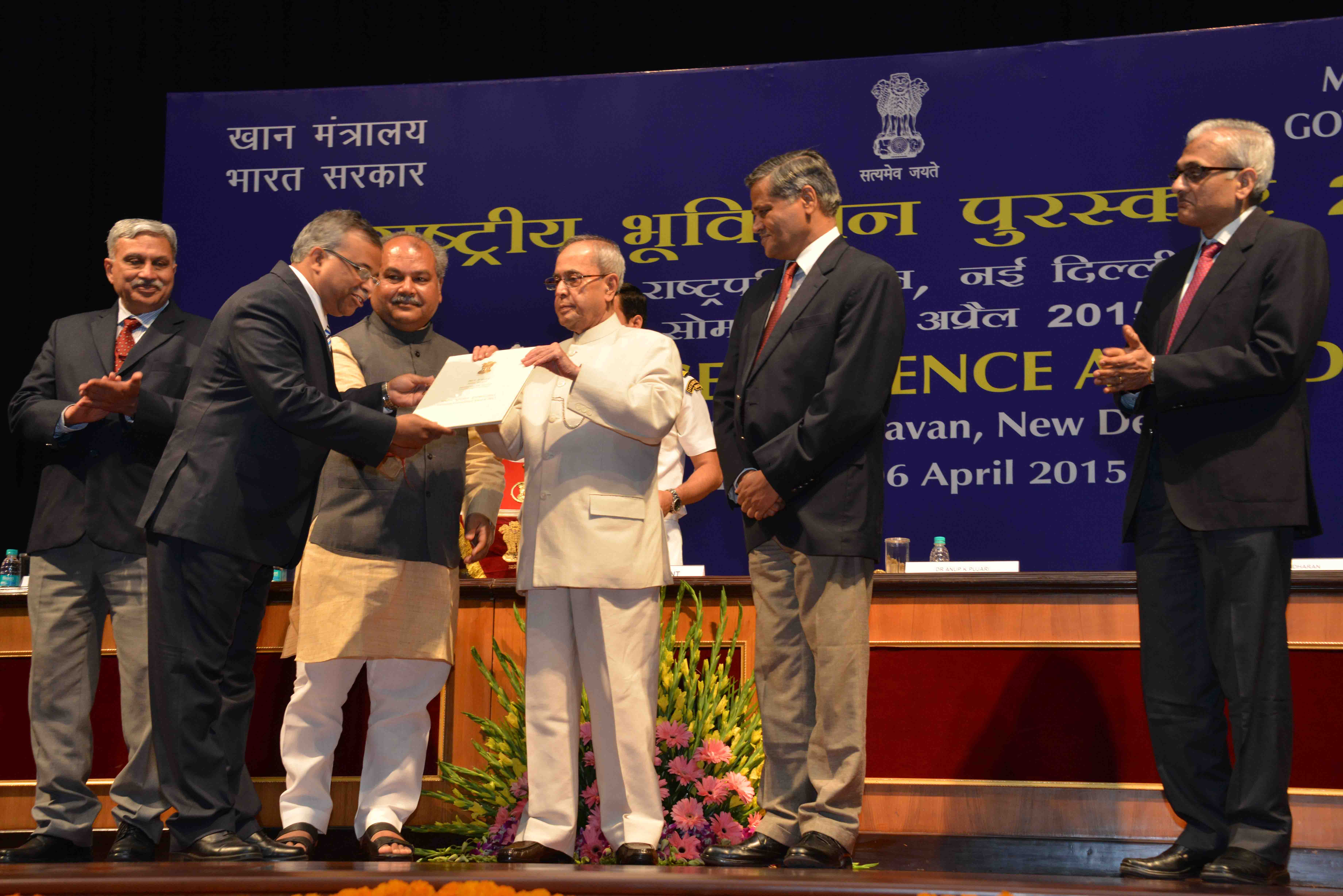 The President of India, Shri Pranab Mukherjee while presenting the National Geoscience Awards-2013 at Rashtrapati Bhavan on April 6, 2015.