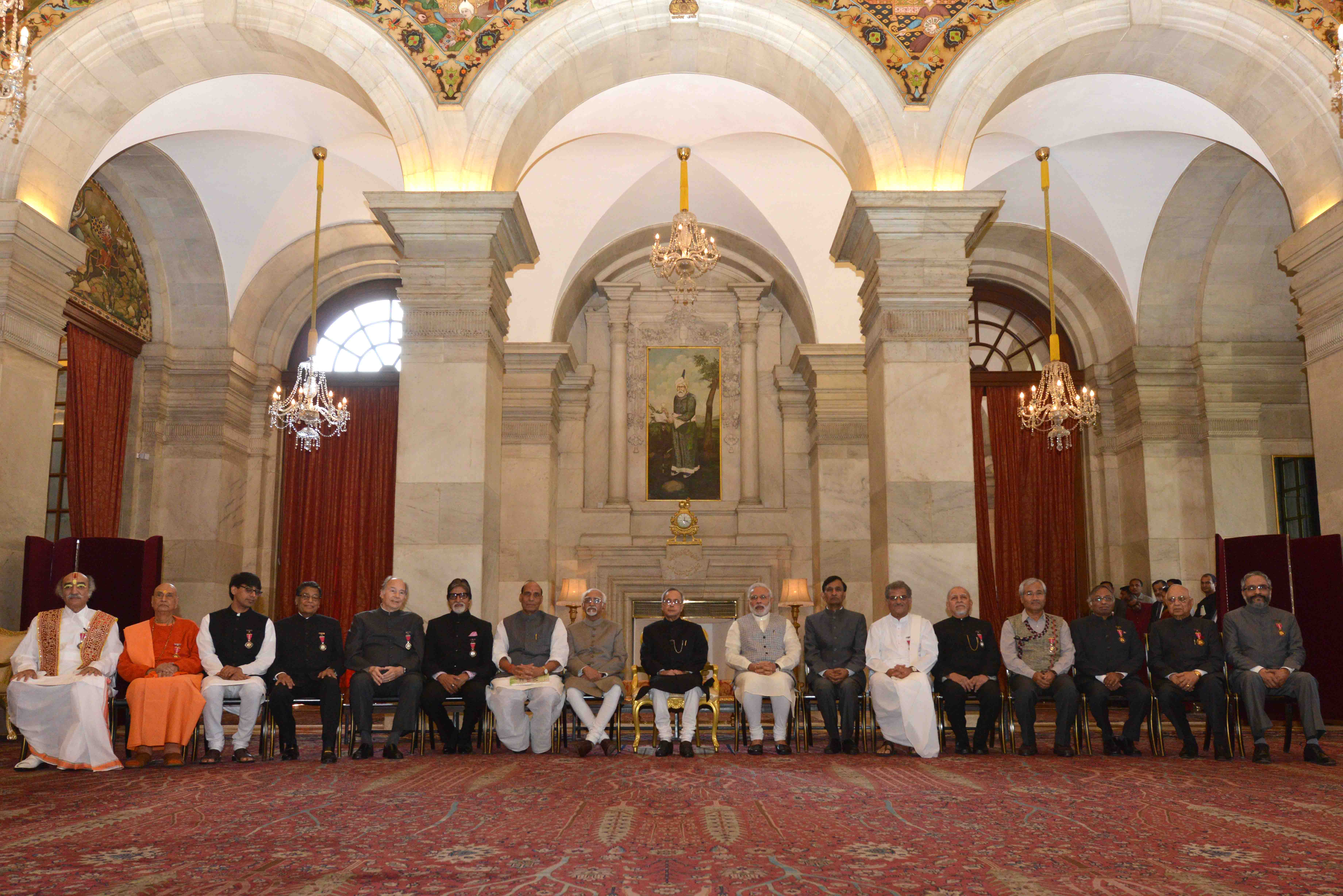 भारत के राष्ट्रपति, श्री प्रणब मुखर्जी 8 अप्रैल 2015 को राष्ट्रपति भवन में, असैन्यअलंकरण समारोह में पद्म विभूषणऔर पद्म भूषण सम्मान प्राप्तकर्ताओं के साथ