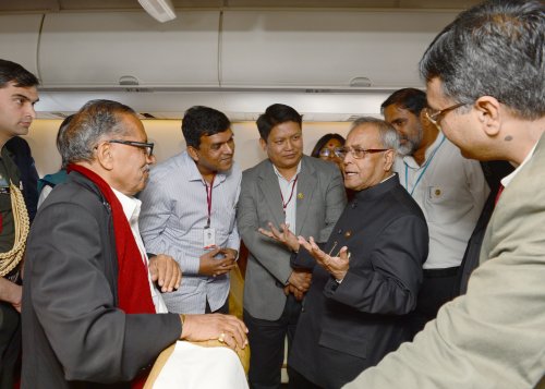 भारत के राष्ट्रपति,श्री प्रणब मुखर्जी,3 मार्च 2013 को बांग्लादेश की सरकारी यात्रा पर,अपने विषेश विमान में,उनके साथ दौरे पर गए मीडिया कर्मियों से मुख़ातिब होते हुए