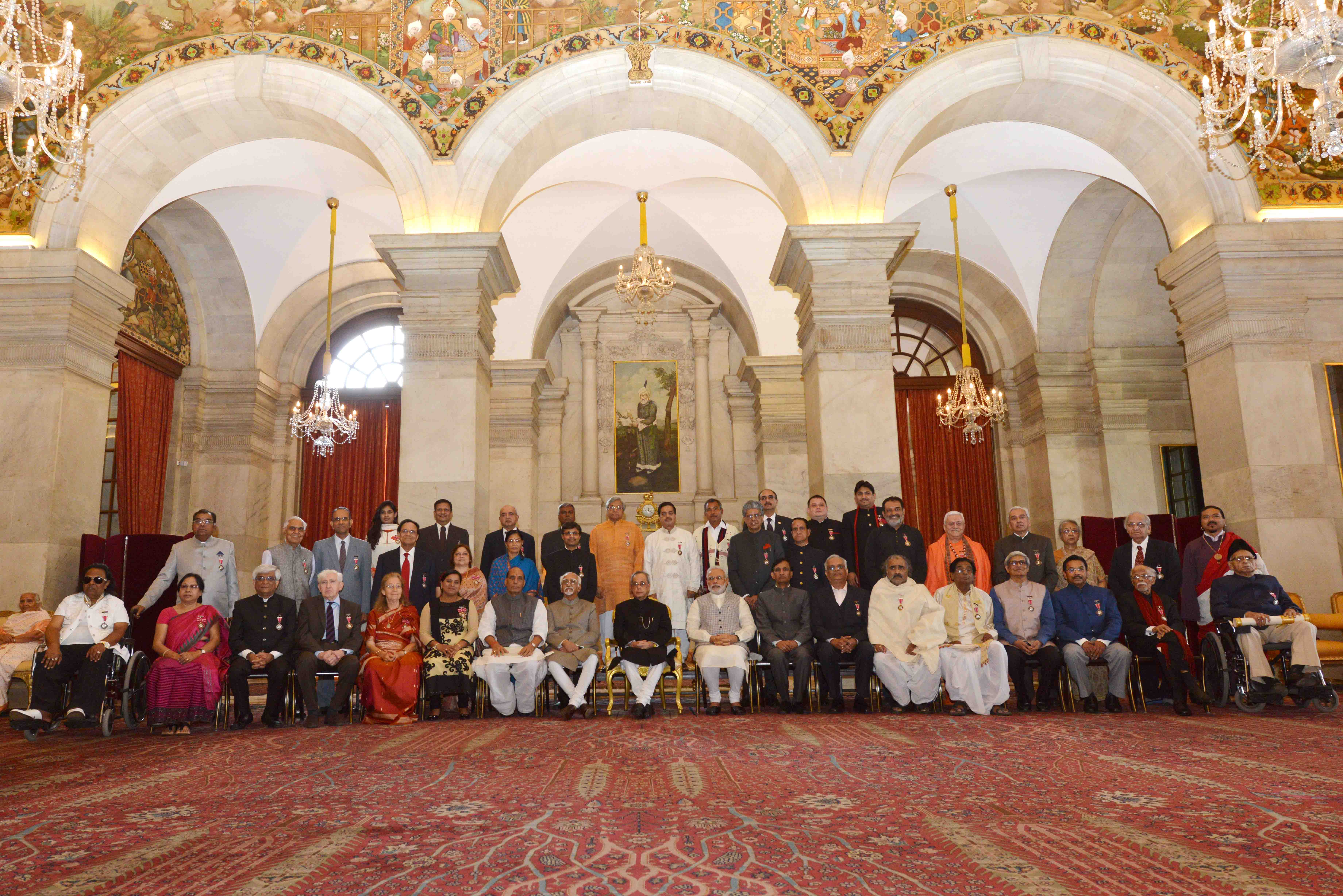 भारत के राष्ट्रपति, श्री प्रणब मुखर्जी 8 अप्रैल 2015 को राष्ट्रपति भवन में, असैन्यअलंकरण समारोह में पद्म श्री सम्मान प्राप्तकर्ताओं के साथ