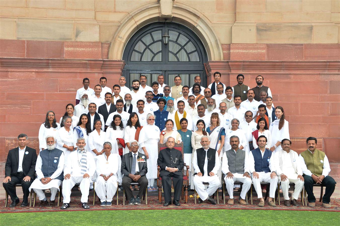 The President of India, Shri Pranab Mukherjee with delegation of Manava Ekta Mission & Walkers and Volunteers of Pan India Padyatra-The Walk of Hope at Rashtrapati Bhavan on February 19, 2016. 