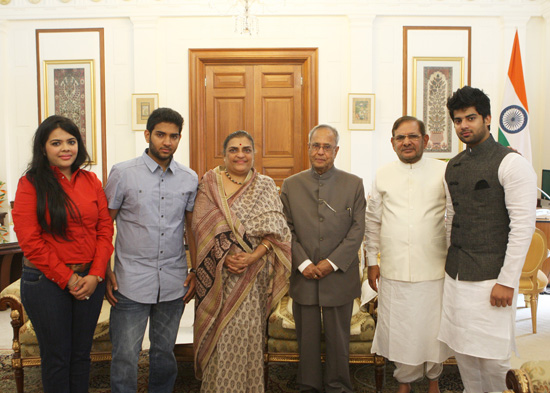 The Member of Parliament(LS), Shri Sharad Yadav with Family Members calling on the President of India, Shri Pranab Mukherjee at Rashtrapati Bhavan in New Delhi on August 23, 2012.