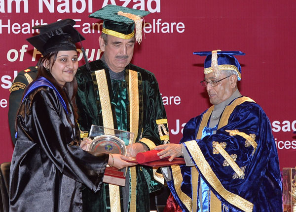 The President of India, Shri Pranab Mukherjee while presenting an Award of Trophy and post-graduate (PG) degree to the students at the foundation Day celebrations of the Post-Graduate Institute of Medical Education and Research (PGIMER) of Dr. Ram Manohar 