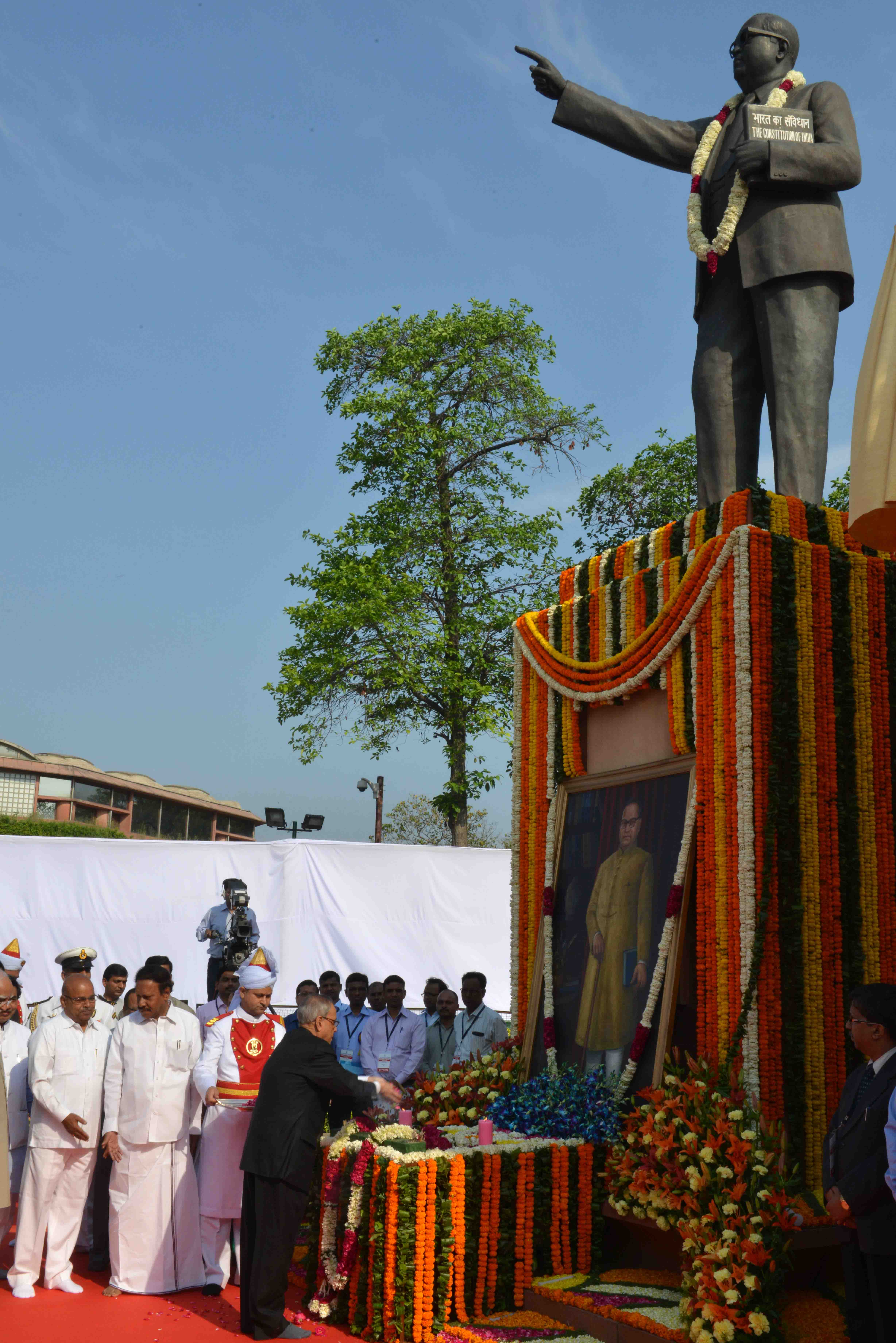 भारत के राष्ट्रपति, श्री प्रणब मुखर्जी 14 अप्रैल, 2015 को नई दिल्ली के संसद भवन लॉन में बाबा साहेब डॉ. बी.आर. अंबेडकर की प्रतिमा पर पुष्पांजलि अर्पित करते हुए।