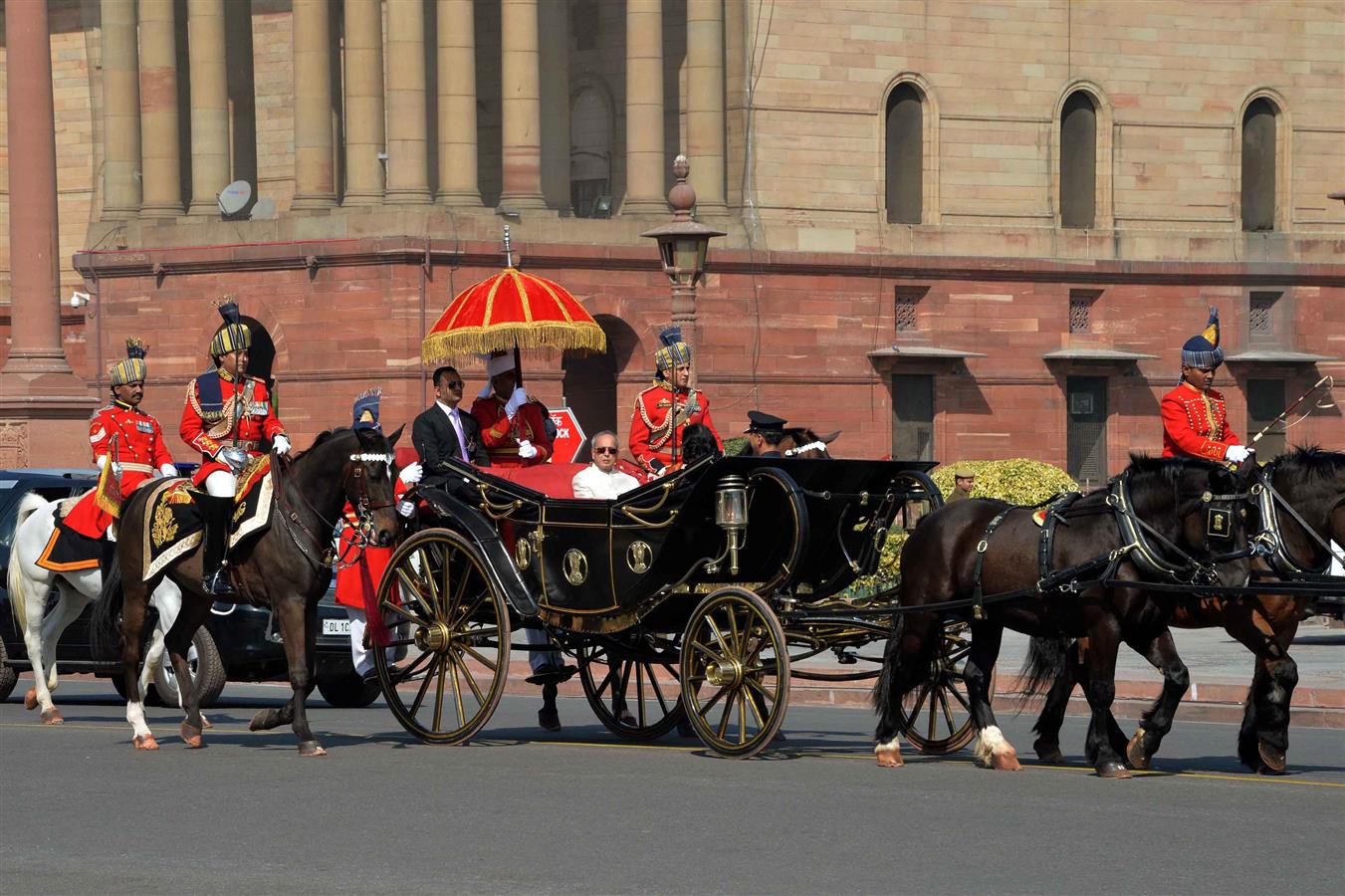 भारत के राष्ट्रपति, श्री प्रणब मुखर्जी 23 फरवरी, 2016 को नई दिल्ली में संसद के दोनों सदनों के सदस्यों को संबोधित करने के लिए जाते हुए। 