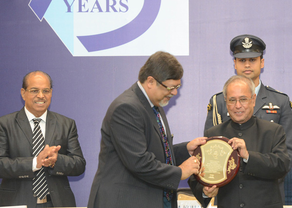 The President of India, Shri Pranab Mukherjee while presenting a Commemorative Plaque to founding members of Indian Newspaper Society (INS) at the inauguration of the Platinum Jubilee celebrations of the Indian Newspaper Society (INS) at Vigyan Bhavan in 