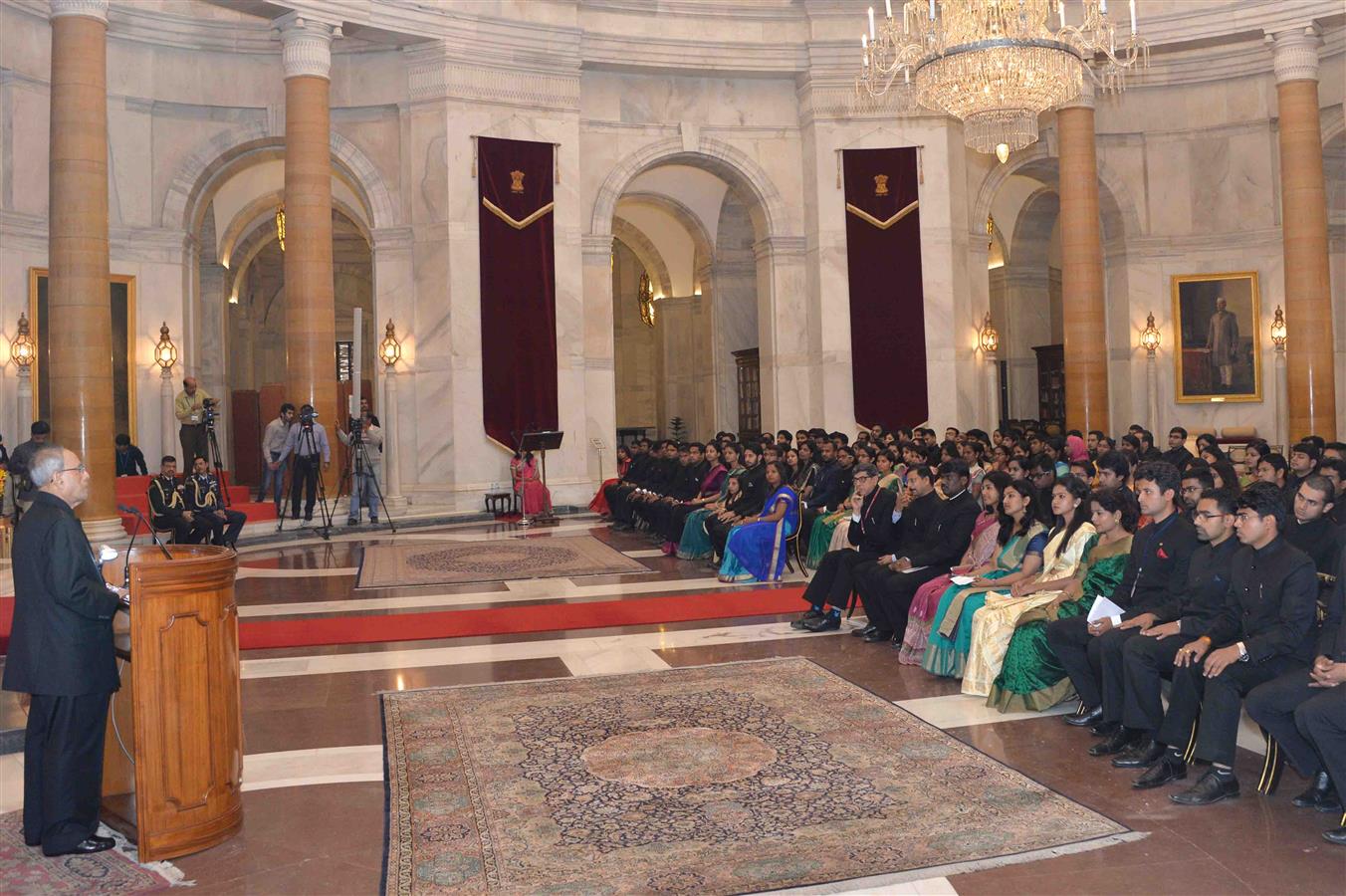 भारत के राष्ट्रपति, श्री प्रणब मुखर्जी 24 फरवरी, 2016 को राष्ट्रपति भवन में लाल बहादुर शास्त्री राष्ट्रीय प्रशासन अकादमी के 2015 बैच के भारतीय प्रशासनिक सेवा कार्यकौशल पाठ्यक्रम के अधिकारी प्रशिक्षार्थियों के साथ बातचीत करते हुए। 