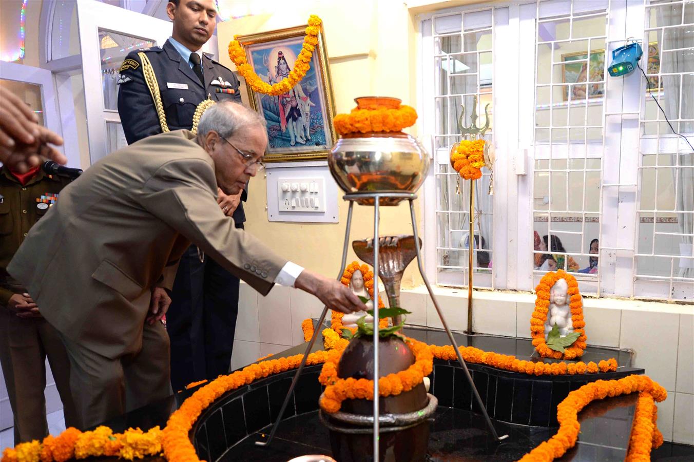 The President of India, Shri Pranab Mukherjee performing the pooja at PBG Mandir on the occasion of Maha Shivratri at President's Estate on February 24, 2017.