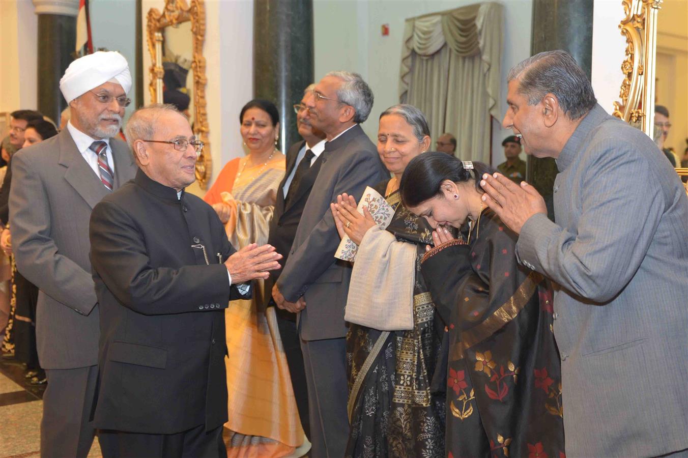 भारत के राष्ट्रपति, श्री प्रणब मुखर्जी ने 04 जनवरी, 2017 को राष्ट्रपति भवन में भारत के मुख्य न्यायाधीश, न्यायमूर्ति श्री जगदीश सिंह खेहर और भारत के पूर्व न्यायाधीश न्यायमूर्ति श्री टी.एस.ठाकुर के लिए रात्रिभोज का आयोजन किया।