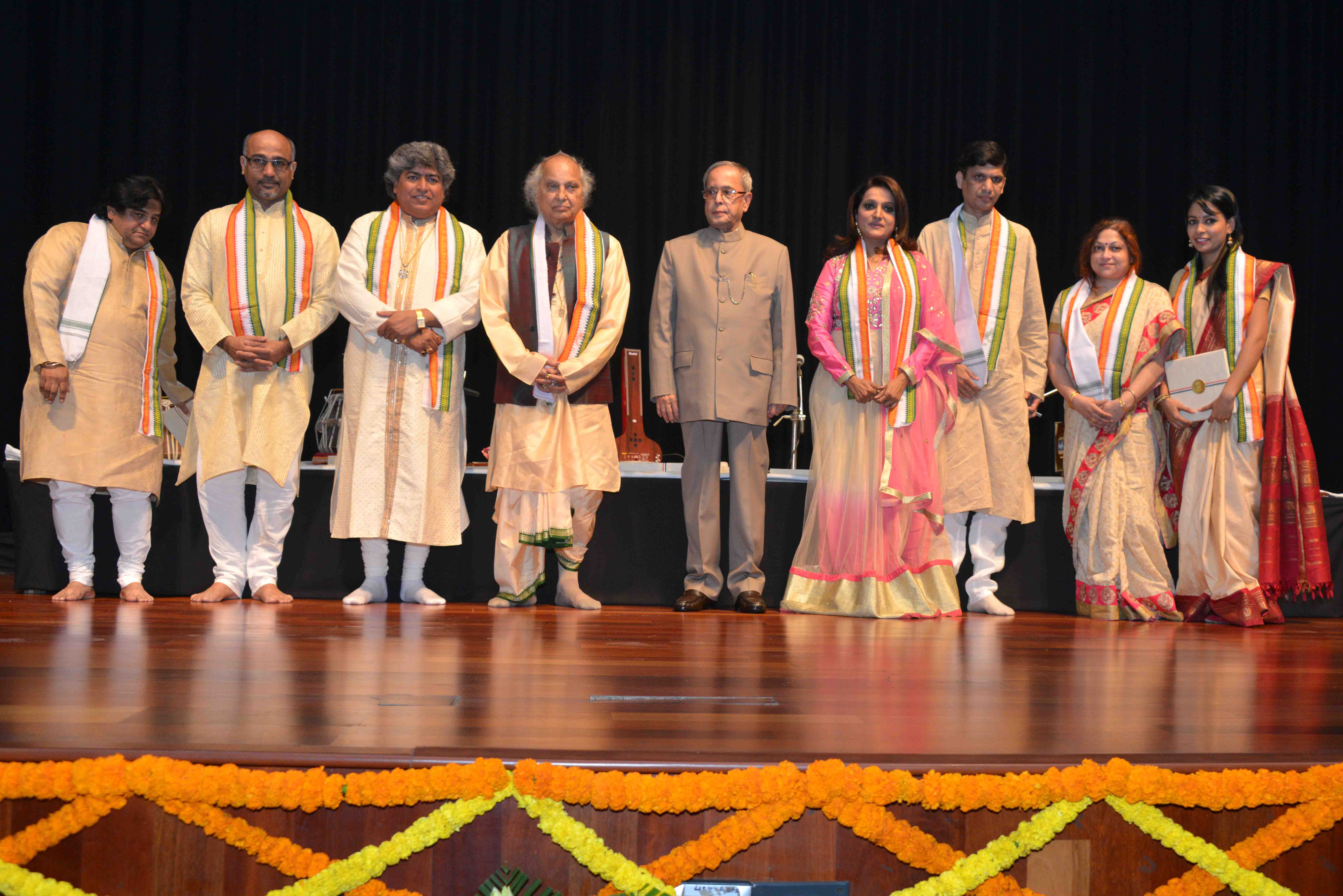 भारत के राष्ट्रपति, श्री प्रणब मुखर्जी 17 जनवरी 2015 को, राष्ट्रपति भवन में पंडित जसराज की गायन प्रस्तुति का अवलोकन करने के बाद, कलाकारों के साथ