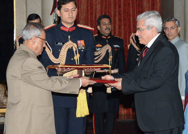 The Ambassador of the Hashemite Kingdom of Jordan, His Excellency Mr. Hassan Mahmoud Mohammad Al Jawarneh presenting his credentials to the President of India, Shri Pranab Mukherjee at Rashtrapati Bhavan in New Delhi on February 28, 2014. 