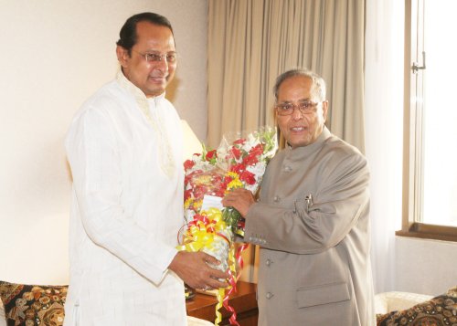 The Information Minister of Bangladesh, Mr. Hassan ulhaq Inue calling on the President of India, Shri Pranab Mukherjee at Dhaka in Bangladesh on March 4, 2013.