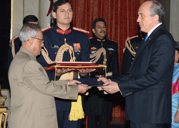 The Ambassador of the Republic of El Salvador, His Excellency Mr. Guillermo Rubio Funes presenting his credentials to the President of India, Shri Pranab Mukherjee at Rashtrapati Bhavan in New Delhi on February 28, 2014. 