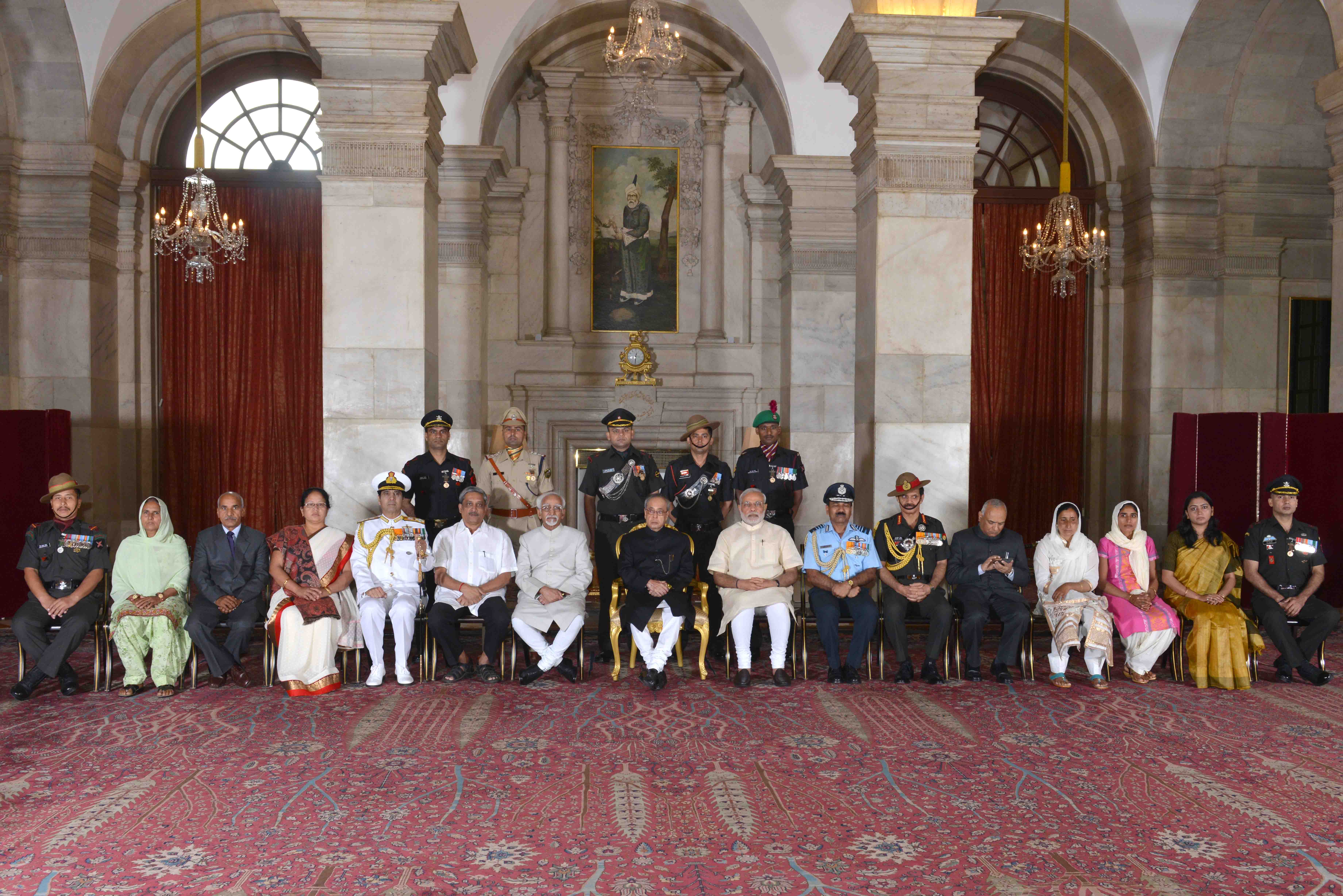 भारत के राष्ट्रपति, श्री प्रणब मुखर्जी 26 अप्रैल 2015 को राष्ट्रपति भवन में आयोजित रक्षा अलंकरण समारोह में वीरता पुरस्कार और विशिष्ट सेवा अलंकरण प्राप्तकर्ताओं के साथ