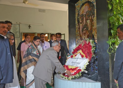 The President of India, Shri Pranab Mukherjee laying wreath on the portrait of Bangabandhu in Bangabandhu Memorial Museum at Dhaka, Bangladesh on March 4, 2013.