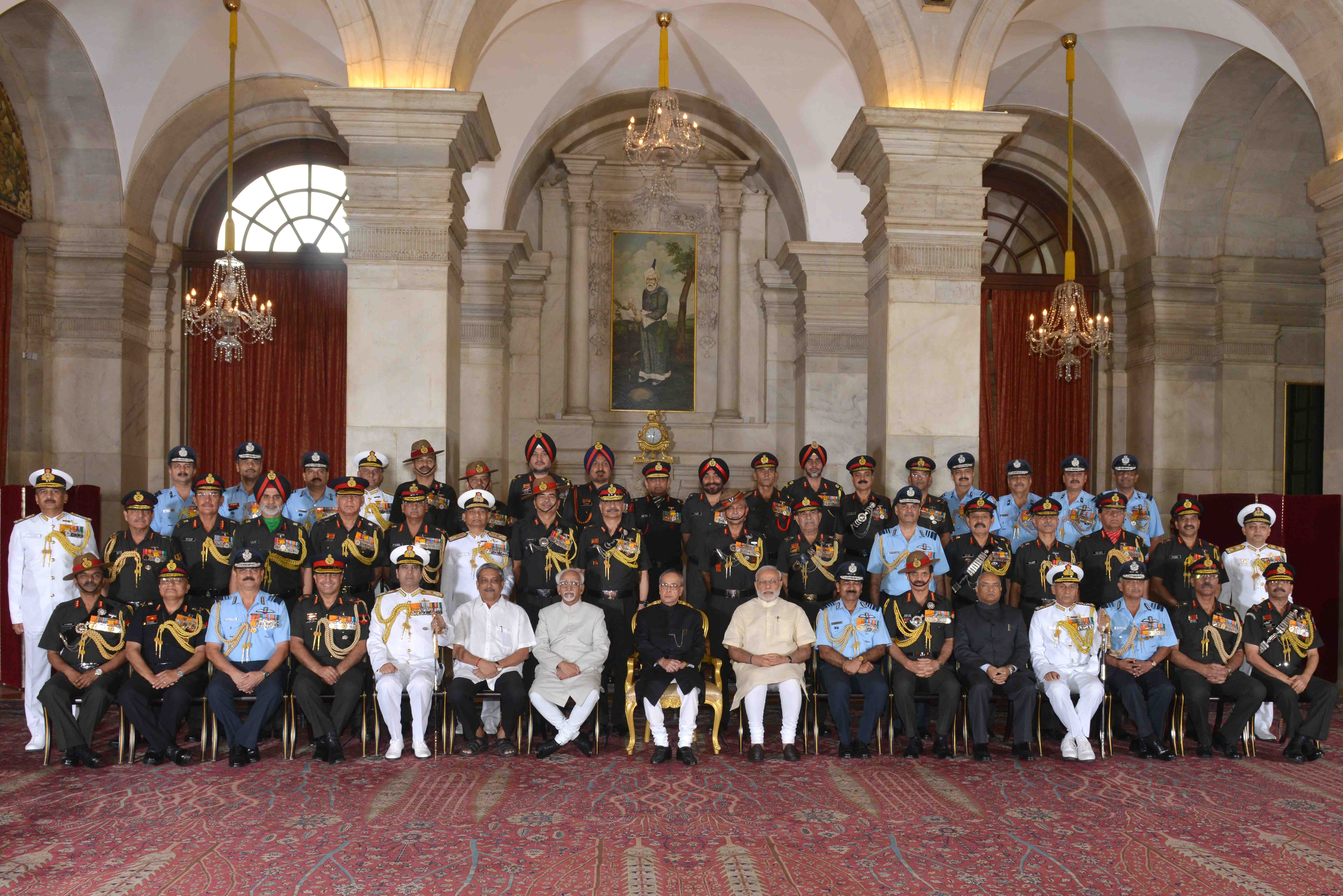 भारत के राष्ट्रपति, श्री प्रणब मुखर्जी 26 अप्रैल 2015 को राष्ट्रपति भवन में आयोजित रक्षा अलंकरण समारोह में वीरता पुरस्कार और विशिष्ट सेवा अलंकरण प्राप्तकर्ताओं के साथ