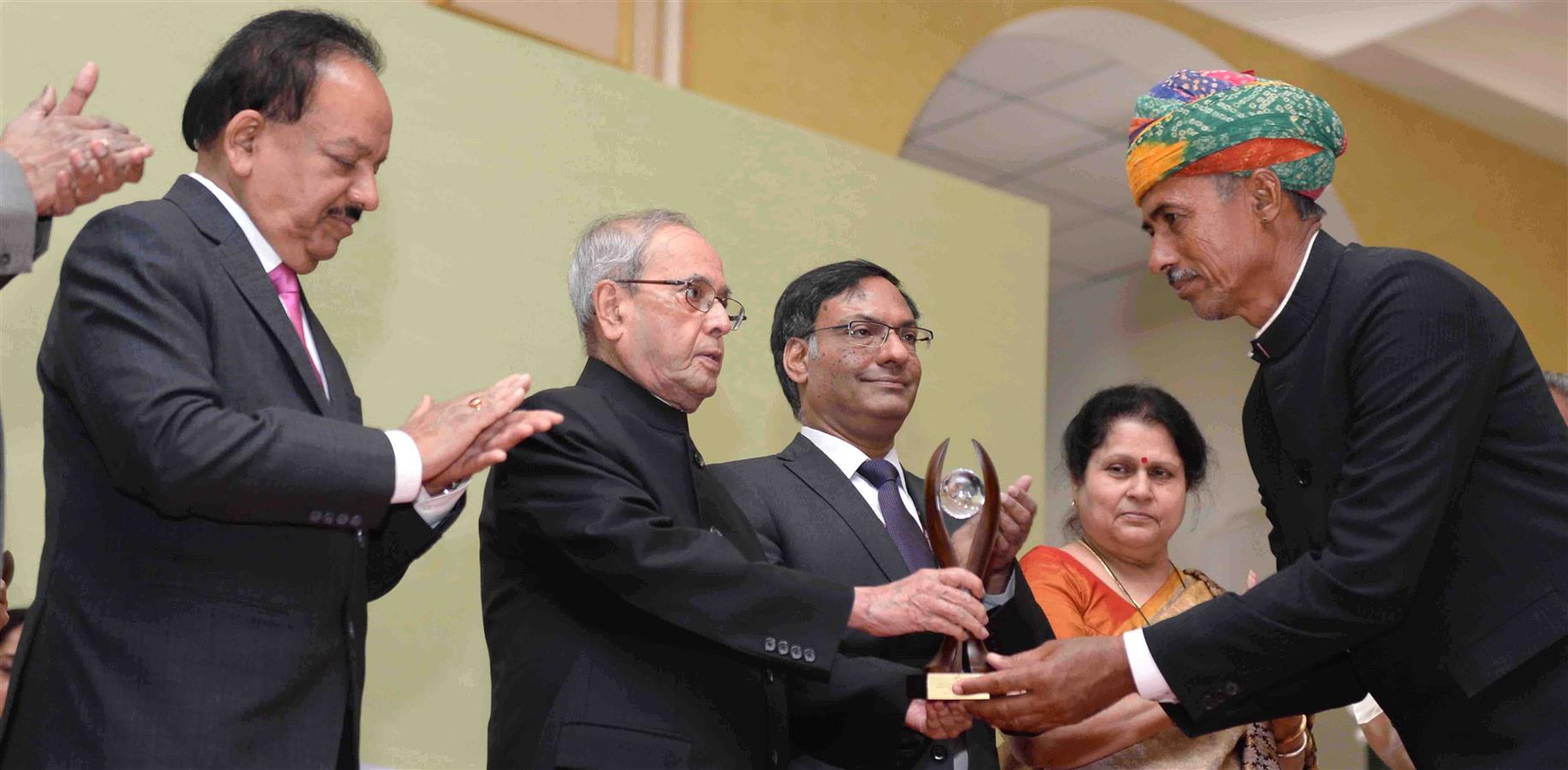 The President of India, Shri Pranab Mukherjee presenting the 9th National Biennial Awards for Grassroots Innovations and Outstanding Traditional Knowledge at Rashtrapati Bhavan on March 4, 2017.