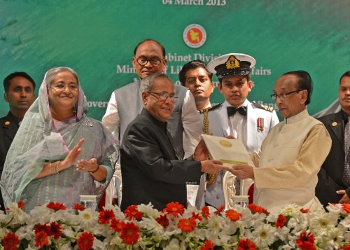 The President of India, Shri Pranab Mukherjee being presented Liberation War Honour by the President of Bangladesh, Mr. Md. Zillur Rahaman at Dhaka, Bangladesh on March 4, 2013. Also seen is the Prime Minster of Bangladesh, H.E. Mrs. Sheikh Hasina.