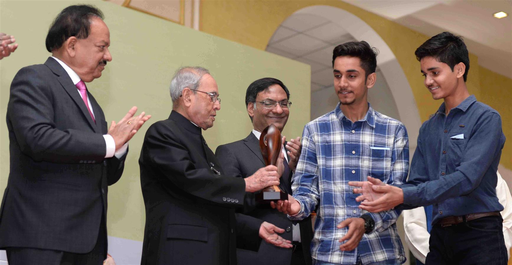 The President of India, Shri Pranab Mukherjee presenting the 9th National Biennial Awards for Grassroots Innovations and Outstanding Traditional Knowledge at Rashtrapati Bhavan on March 4, 2017.