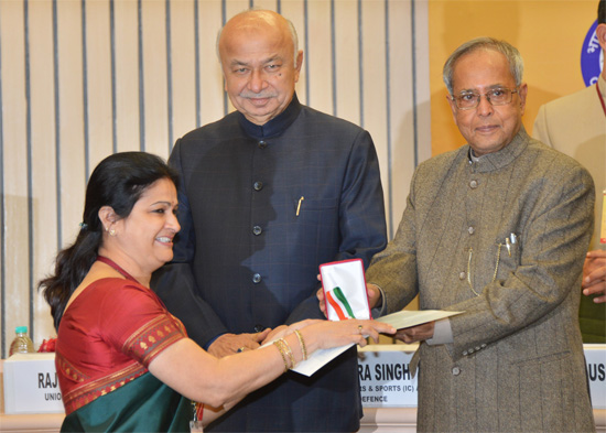 The President of India, Shri Pranab Mukherjee while presenting the Census Medals at Vigyan Bhavan in New Delhi on January 11, 2013. Also seen is the Union Minister of Home Affairs, Shri Sushilkumar Shinde.