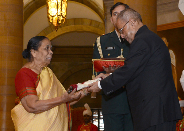 The President of India, Shri Pranab Mukherjee presenting Stree Shakti Puruskar, 2013 to Dr. Seema Sakhare, Maharashtra on the occasion of International Women’s Day at Rashtrapati Bhavan in New Delhi on March 8, 2014. 